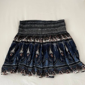 Hollister kjol - Mönstrad mörkblå kjol från hollister. Storlek S men är stretchig 💙