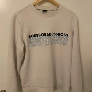 Vit Hugo boss tröja  - Är i jätte bra skick använd ett antal gånger men har inga märken eller trasiga delar 