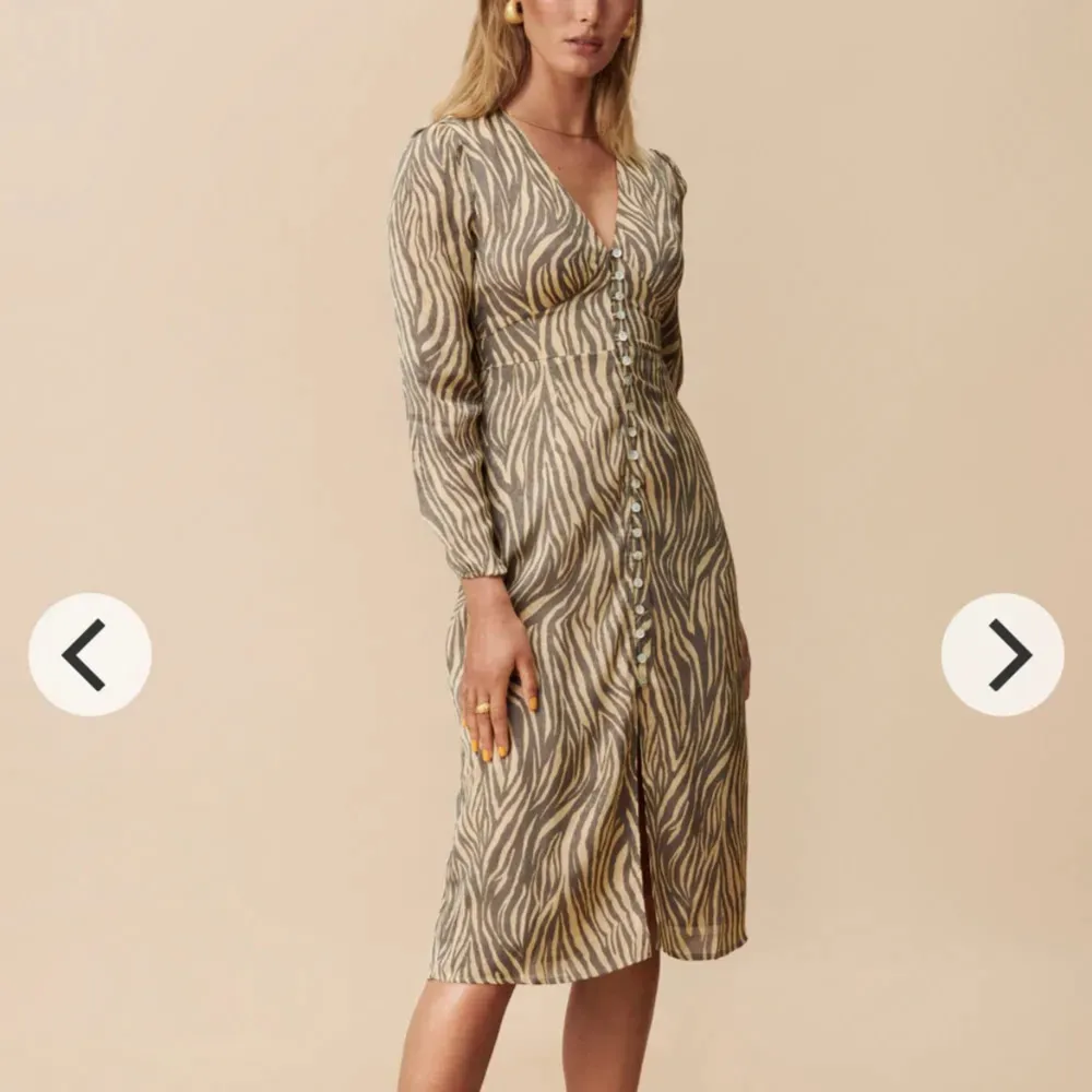 Adoore Paris dress (brown zebra) i storlek 36. Köptes förra sommaren och är använd ett fåtal tillfällen, så den är i fint skick.. Klänningar.