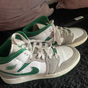 Jordan 1 - Säljer mina jordan 1s eftersom dom bara har legat i garderoben. Köpt för 2 år sen från pardon my kicks! Sparsamt  använda och ser typ helt nya ut! Kan såklart diskutera priset!  Pris när jag köpte ca 2500kr.❤️ 