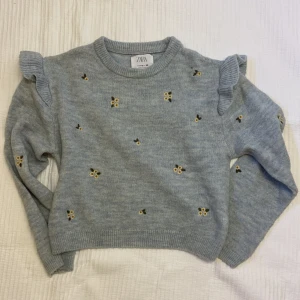 Ljusblå stickad tröja från Zara - Söt stickad tröja från Zara barn. Väldigt fint skick! 