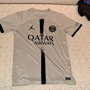 Psg tröja - Obs! Tillfälligt sänkt pris. Använd ett par gånger.  M Herrstorlek 