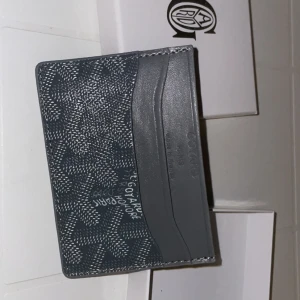 Goyard Korthållare - Riktigt snygg grå korthållare från Goyard, grisch märke som passar med allt. Pris kan diskuteras.