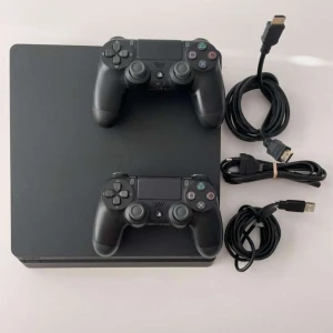 PS4 2 kontroller 1 headset 1 laddare - ps4 med kommande headset tvp kontroller och en laddare  medkommer även fortnite minecraft GTA + gratis spel