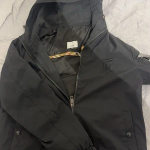 Burberry windbreaker/jacka - Säljer min bubrerry windbreaker, använt fåtal gånger.