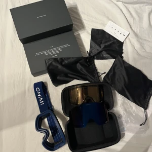 Chimi 01 skidglasögon - Säljer nu mina Chimi goggles som bara är använda i 3 veckor. De är som nya och det finns inga märken. Du får med två linser som man lätt kan byta pga magnetiskt fäste, påsar och fodral.  Nypris: 1600kr Pris går att diskutera! 