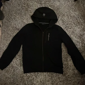 Sail Racing zip - Säljer min Sail Racing zip eftersom att jag inte längre använder den men är i väldigt bra skick. Den är S och passar i längder runt 173-180cm. Fråga gärna om bilder eller annat som är otydligt! Nypris är runt 1200-1500kr och pris kan diskuteras 