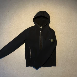 Stone Island Jacka - Tja säljer nu en windbreaker/jacka från Stone Island I storlek M för endast 2599! Sparsamt använd, väldigt bra skick och kvalitet. Pris är ej hugget I sten, hör av er vid funderingar!