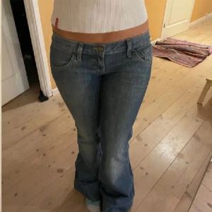 Low waist jeans - Jätte fina lågmidjade bootcut jeans ifrån lee 💞 köpta på plick men kommer tyvärr inte till användning längre! Skriv om ni vill ha egna bilder 💞