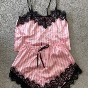 Silkes pyjamas set - Säljer mitt helt oanvända pyjamasset i silke, super snyggt och skönt. Kom privat för mer frågor eller bilder 🫶🏻