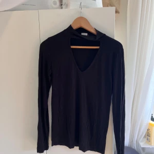 Tröja - Rensar ut och säljer bland annat den här skit snygga tröjan!! Säljer pga kommer inte till använding längre. 