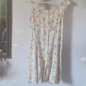 Petite vintage klänning  - Drömmig klänning med härligt vippig silhuett ner till. I mycket fint skick!