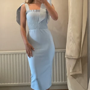 Blå klänning  - Blå miniklänning med smock i storlek 34 från ASOS