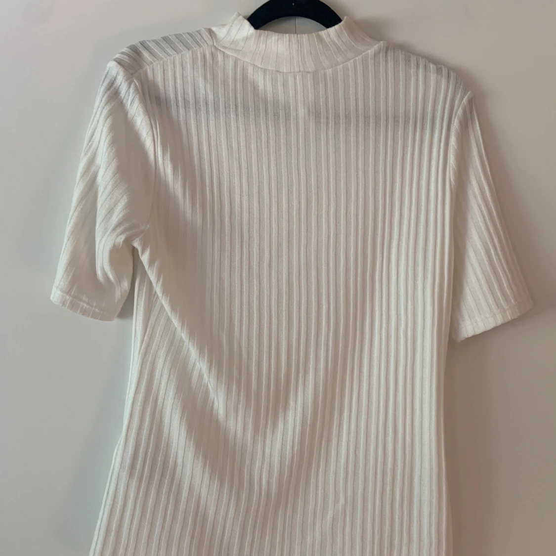 Vit ribbad tröja med hög krage från HM - 90