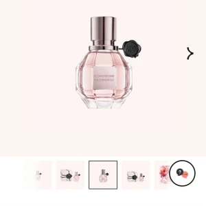 Flowerbomb parfym - Säljer nu denna supergoda blommiga och söta doft från Viktor and Rolf. Har använt runt en tredjedel som man kan se på bilden och den svarta dekalen har tyvärr losstnat. Köpte på kicks för 1000 kr, säljer för 349 kr.❤️