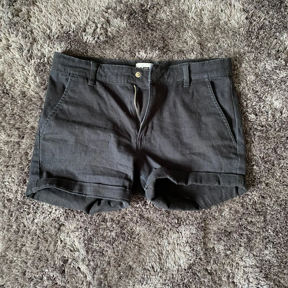 Snygga shorts från lager 157 som är mellan svarta och marinblåa. Står ingen storlek men gissar på att de är 170 och passar M. Priset är + frakt. Använd inte köp nu utan kontakta mig privat vid intresse.. Shorts.