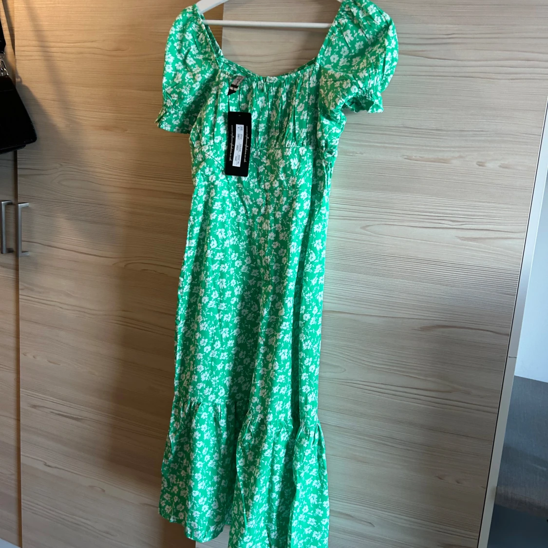 Grön blommig klänning - 92