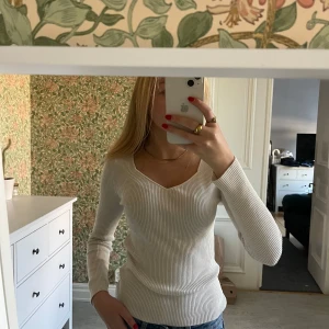 Tröja - Långärmad vit tröja med fin uringning💕💕