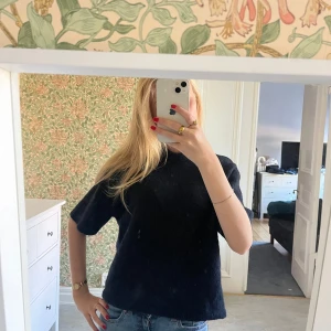 Stickad t shirt  - Marinblå stickad t shirt från Gina tricot i storlek S, använd 1 gång💕