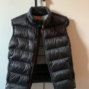 Parajumper väst - Tja! Säljer en stilren parajumper väst i storleken S! Västen har inga skador och är som ny! Västen är självklart ÄKTA! Hör av er vid minsta lilla fundering 😄