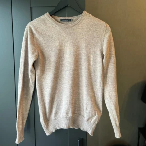 J.LINDEBERG Crewneck merinoull - Säljer här en merinoullströja från J.LINDEBERG i storlek S. Nypris ca 1300kr. Mitt pris 300kr.