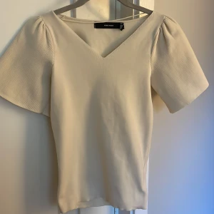 stickad topp - jag säljer min stickade topp från vera moda som är helt oanvänd och är i väldigt bra skick. Storleken på toppen är M men den har passform som en S.😊 Köparen står för frakten