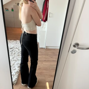Bootcut jeans  - Svarta midwaist bootcut jeans från pull&bear. Står att de är i storlek 32, men skulle definitivt säga att de passar upp till 36, då de är väldigt stretchiga. Använda ett fåtal gånger, så dom är i bra skick.🫶💕