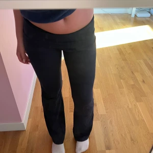 yoga byxor  - dåliga bilder, kan fixa bättre om intresse finns 💘💘Skööönaste byxorna !!