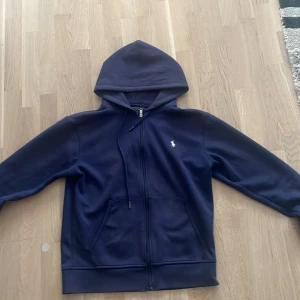 Mörkblå Ralph lauren zip - Riktigt snygg kofta som kommer passa perfekt för den kommande hösten! Hör av er vid funderingar!