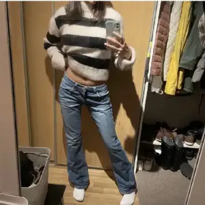 Säljer dessa lågmidjade Levis jeans då de inte passar mig. Bra skick men lite missfärgade (se bilder)💕💕