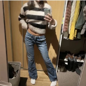 Lågmidjade Levis jeans  - Säljer dessa lågmidjade Levis jeans då de inte passar mig. Bra skick men lite missfärgade (se bilder)💕💕