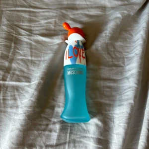 Moschino parfym❤️ - Säljer denna parfymen för att jag ej använder den❤️ Använd ca 1-3 gånger 🩷Säljer den för 120 kr❤️ men pris kan såklart diskuteras😍