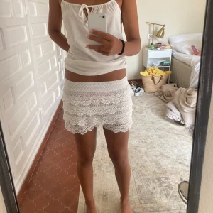 Spetsshorts  - Snygga helt nya spetsshorts. Säljer då de tyvärr var för små för mig. Passar en xs/s (som min kompis på bilden). Stretchigt material! 