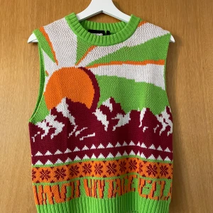 Superfin stickad väst  - En jättefin stickad väst från Asos - Reclaimed Vintage  Den är knappt använd. Kanske använt den 2 gånger så det är nog dags att säga hejdå till den. Nypris: 126kr Frakt tillkommer.