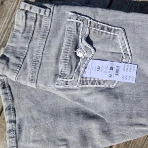 Helt nya Gina jeans, stl 152 - Helt nya, oanvända, Gina Young Low boot embroidery jeans. Stlk 152. Nypris 400 sek. Dottern tog av lapparna innan hon provade så kunde inte skicka i retur.