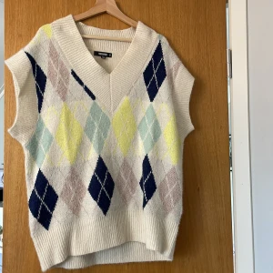 Oversized stickad väst - Superfin stickad väst med olika färger. Den är oversized och knappt använd.  Nypris 299kr