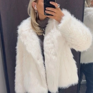 vit päls jacka från Carin Wester  - Denna är köpt på Åhléns för 1300, knappt använd så jag säljer den för 900!   Sjukt fin och perfekt till hösten och vintern❄️