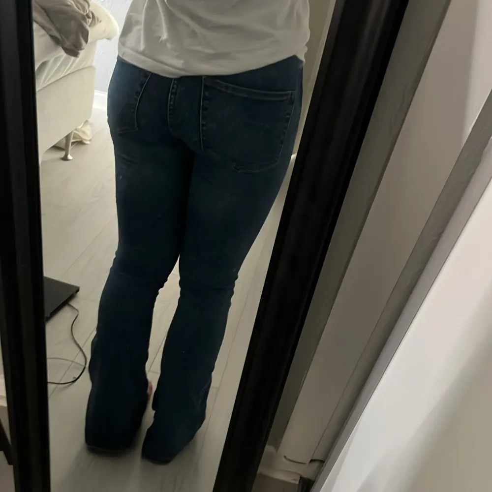 Ett par fina jeans med en mid Waist, vet inte vart jag köpte dem då dem bara legat i garderoben och jag glömt att dem fanns💕Det är väldigt stretchigt material. Jeans & Byxor.