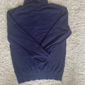 Tröja - Den är använd men i väldigt bra skick. Den är väl omhändertagen och inte mycket täcken på använning. 