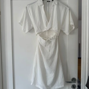 Vit klänning Vero Moda - Säljer min fina vita klänning ifrån Vero Moda i storlek xs🤍fint skick