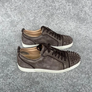 Christian Louboutin  - Christian Louboutin Brun Mocha | Conditon 8/10, de saknas en spik | inget og tillkommer | för fler frågor skriv pm