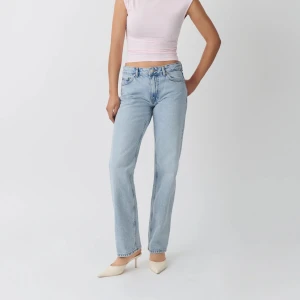 LJUSBLÅ LOW WAIST JEANS!!! - säljer de pågrund av att de ej använda mer🥰🥰🥰super bra skick!!! NYPRIS 499kr❤️