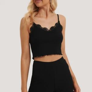 Ribbed microshorts - Ribbade korta shorts med lettuce hem från nakd