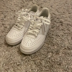 Air force, storlek 39 - Jag säljer ett par vita air forces, storlek 39, de är använda ett par enstaka gånger, 9/10 skick.