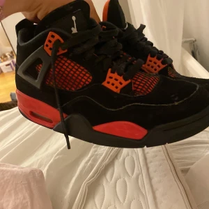 Jordan 4 - Jordan 4 skick 6/10 Skriv om ni undrar varför priset är så lågt