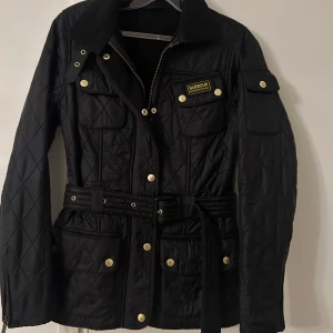 BARBOUR jacka  - En jätte fin barbour jacka köpte för ca 2 år sedan och endast använd 1 gång. 