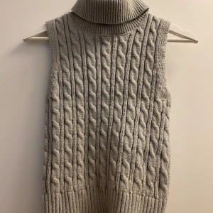Stickad väst - Använd 1 gång, är i fint skick 