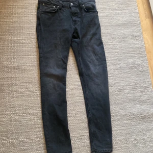 Nudie Jeans Grim tim - Storlek 30/30, Köpta på NK Ordinarie pris: 1599 Mitt pris: 749 