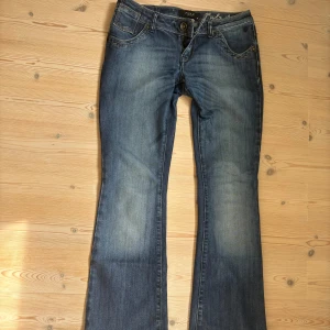 Lågmidjade jeans  - Jättesnygga lågmidjade utsvängs jeans. Inga tecken på användning. 💕pris kan diskuteras 