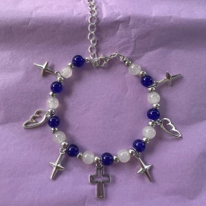 Y2k armband💙🩶🤍 - Armband med blå, vita och silvriga pärlor samt silverberlocker. Går att justera längden💙🩶🤍